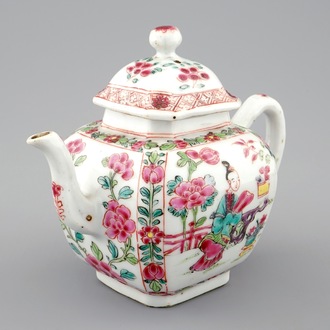 Une théière et son couvercle en porcelaine de Chine famille rose, Yongzheng/Qianlong